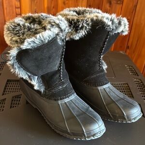Women's Black Fur-Lined Winter Boots by Bear 🐾 Paw  Nearly New Size 8

👜 36